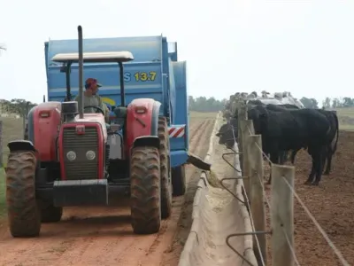 Infraestrutura — Trator Implemento Manejo Confinamento Gado