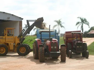 Infraestrutura — Tratores Maquinas Agricolas Estacionadas Patio